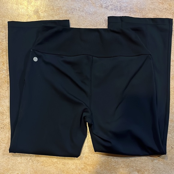 Women’s ZELLA Capri Leggings Black Medium - Picture 4 of 4